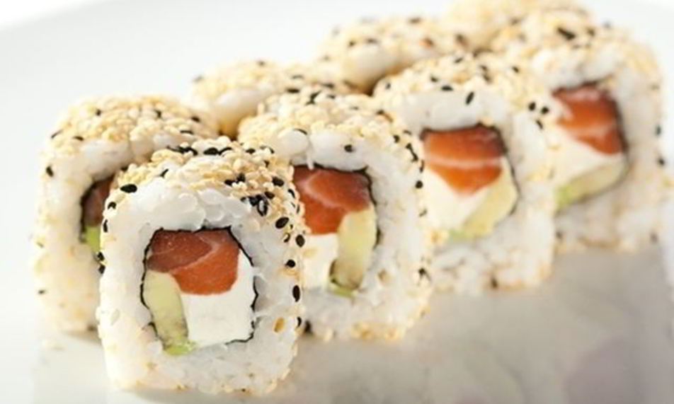 Рецепт роллов с авокадо и лососем