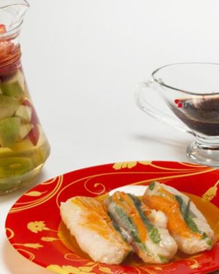 Роллы с креветками и сангрия