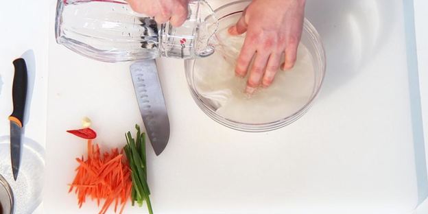 роллы с креветками и сангрия