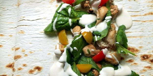 роллы с куриным филе, помидорами и шпинатом