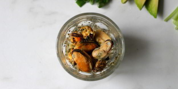 роллы с мидиями и овощами