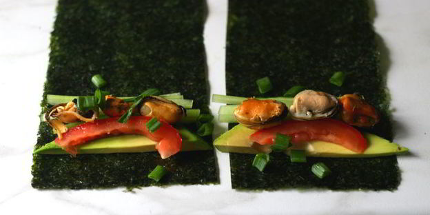 роллы с мидиями и овощами