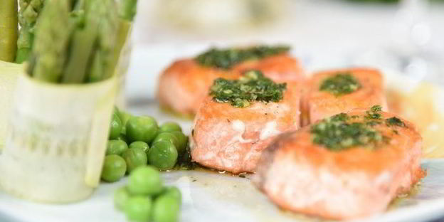 семга с соусом эскарго и овощными роллами