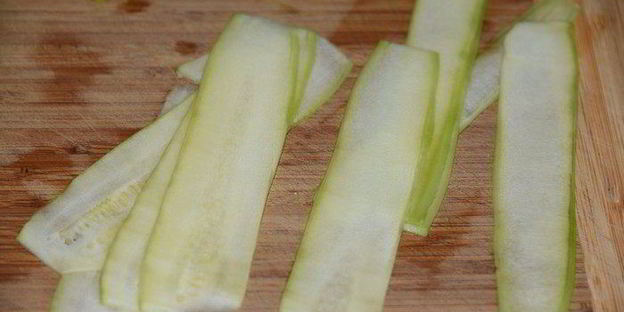 семга с соусом эскарго и овощными роллами