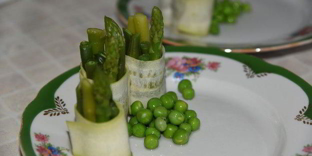 семга с соусом эскарго и овощными роллами