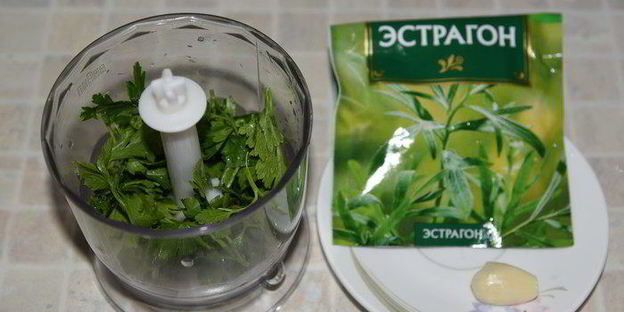 семга с соусом эскарго и овощными роллами