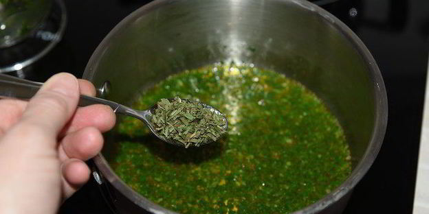 семга с соусом эскарго и овощными роллами