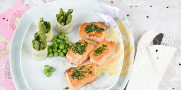 семга с соусом эскарго и овощными роллами