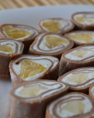 Сладкие блинные роллы с творогом и фруктами