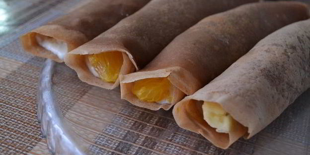 сладкие блинные роллы с творогом и фруктами