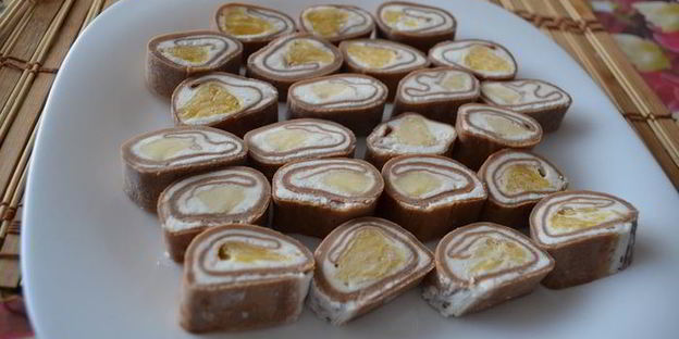 сладкие блинные роллы с творогом и фруктами