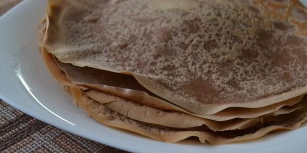 сладкие блинные роллы с творогом и фруктами