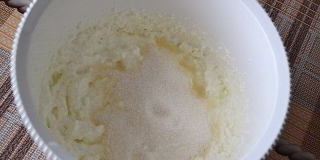 сладкие блинные роллы с творогом и фруктами