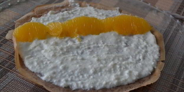 сладкие блинные роллы с творогом и фруктами