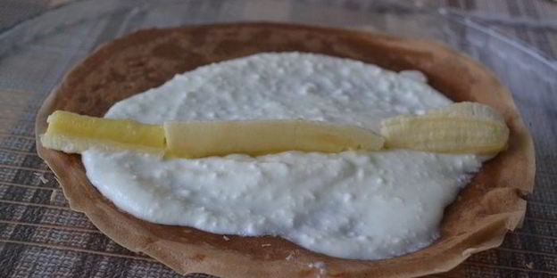 сладкие блинные роллы с творогом и фруктами