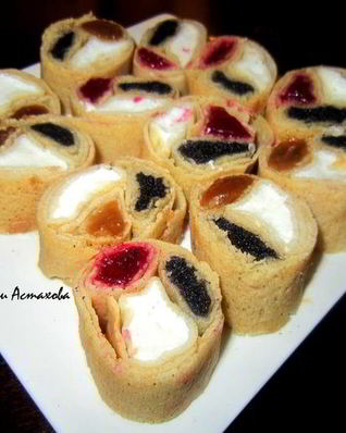 Сладкие блинные роллы Три вкуса с соусами