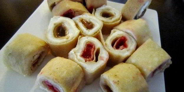 сладкие блинные роллы три вкуса с соусами