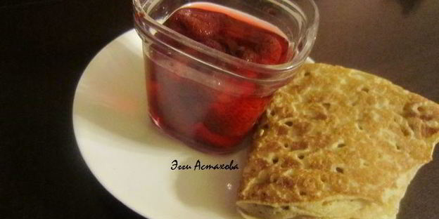 сладкие блинные роллы три вкуса с соусами