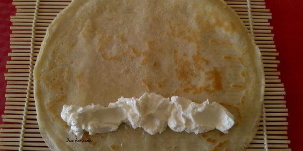 сладкие блинные роллы три вкуса с соусами