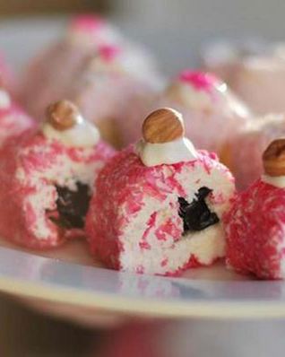 Сладкие творожные роллы с черносливом