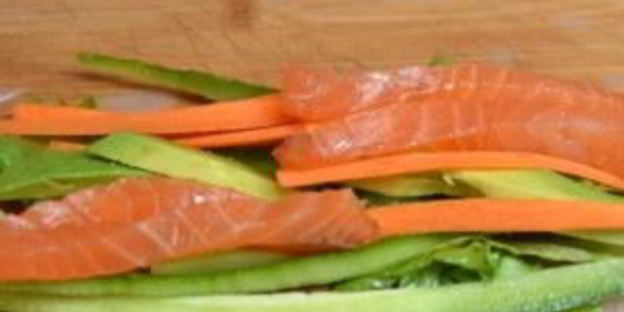 спринг-роллы с лососем