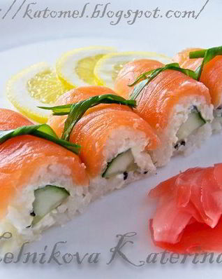 Суши-ролл без нори с лососем и сыром Филадельфия