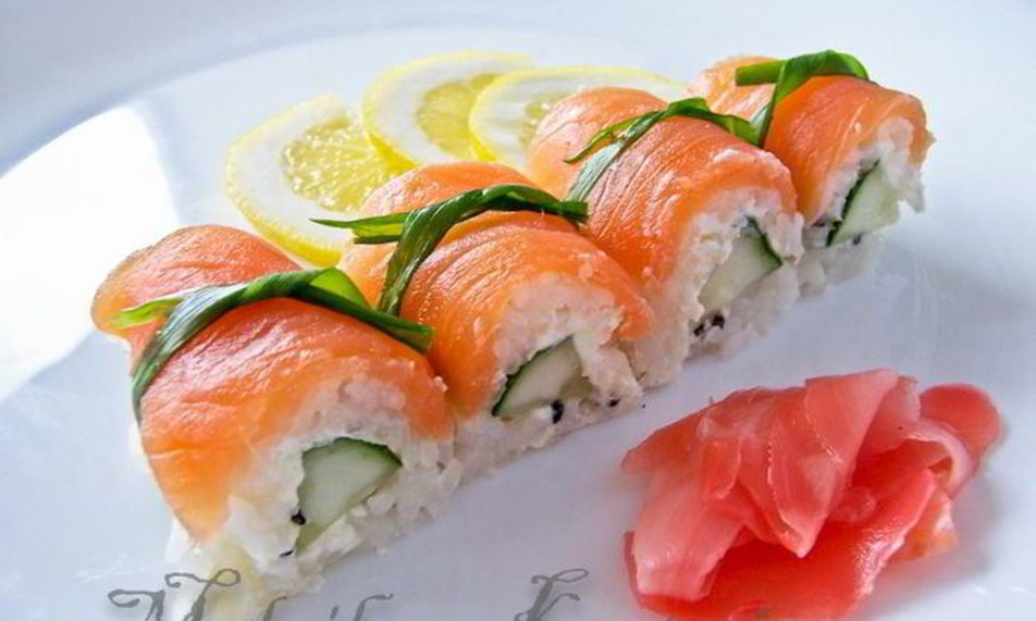 Рецепт суш-ролла без нори с лососем и сыром филадельфия