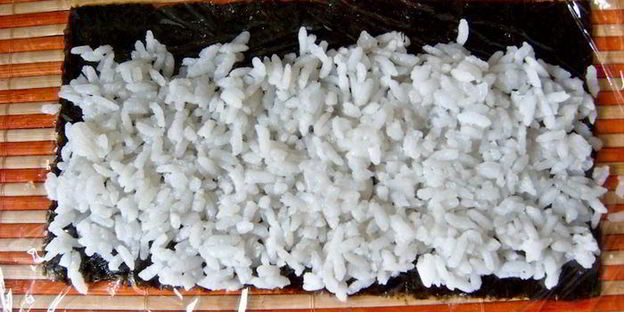 суши-ролл без нори с лососем и сыром филадельфия