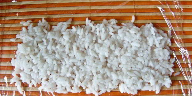 суши-ролл без нори с лососем и сыром филадельфия