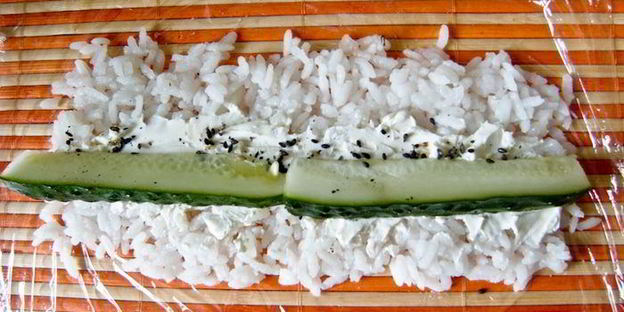 суши-ролл без нори с лососем и сыром филадельфия