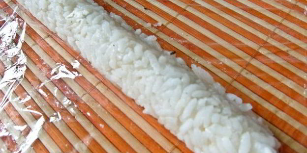 суши-ролл без нори с лососем и сыром филадельфия