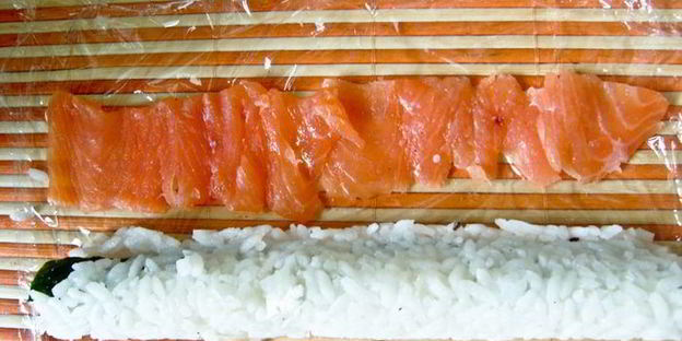 суши-ролл без нори с лососем и сыром филадельфия