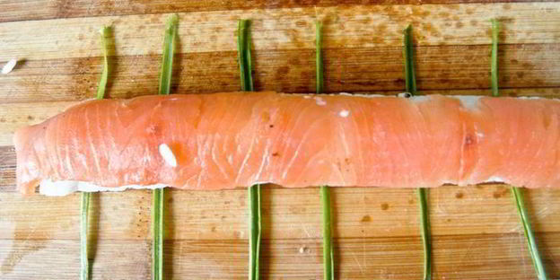 суши-ролл без нори с лососем и сыром филадельфия