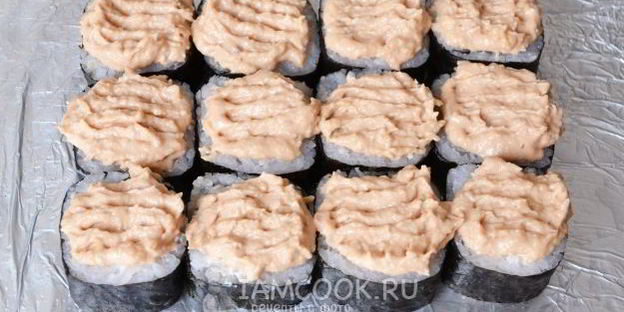 запеченные роллы с лососем