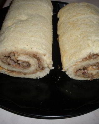 Бисквитный рулет с орехами