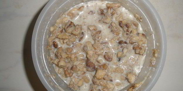 бисквитный рулет с орехами