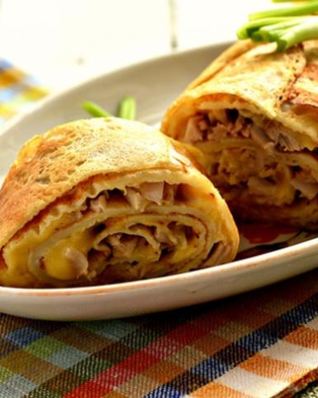 Блинный рулет с курицей и сыром