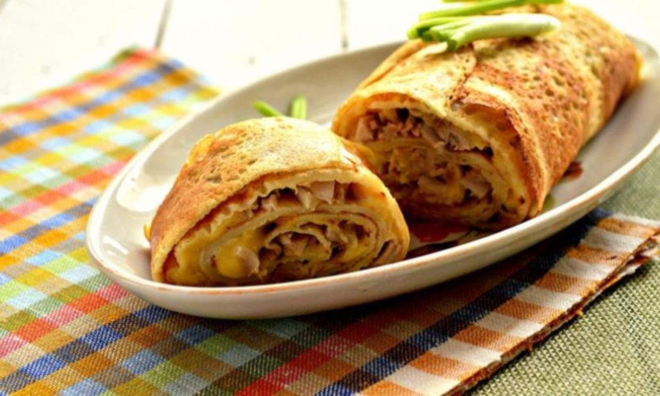 Рецепт блинного рулета с курицей и сыром