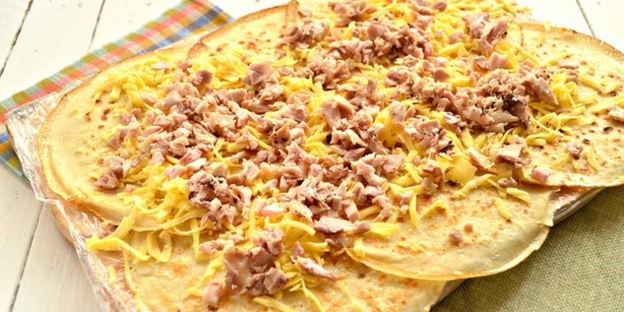 блинный рулет с курицей и сыром