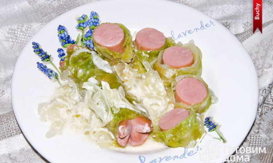 Рецепт капустных рулетиков в луково-сметанном соусе