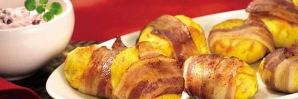 Картофельные рулетики с соусом из крыжовника