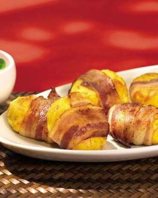 Картофельные рулетики с соусом из крыжовника