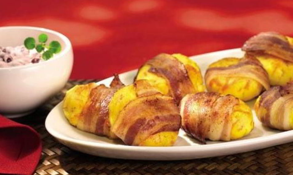 Рецепт картофельных рулетиков с соусом из крыжовника