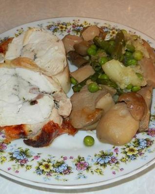 Куриный рулет с белыми грибами и овощами