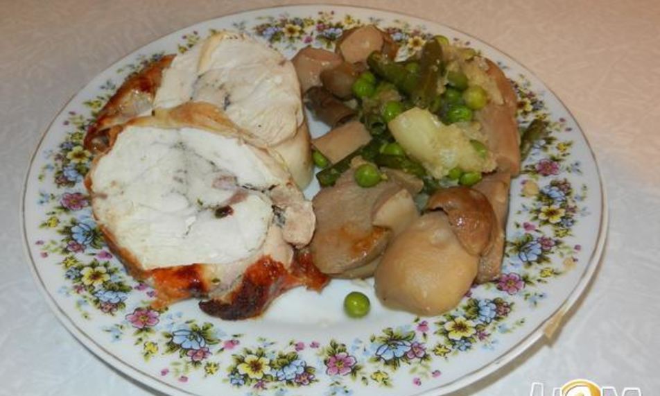 Рецепт куриного рулета с белыми грибами и овощами