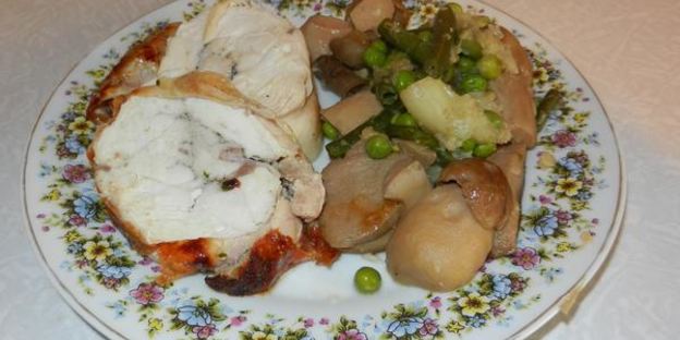 куриный рулет с белыми грибами и овощами