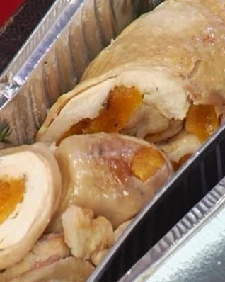 Куриный рулет с курагой и тимьяном