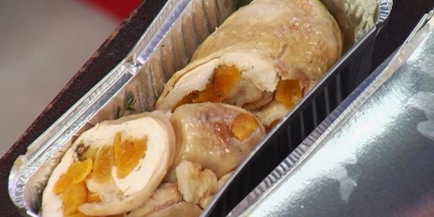 куриный рулет с курагой и тимьяном