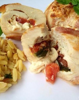 Куриные рулетики с моцареллой и томатами