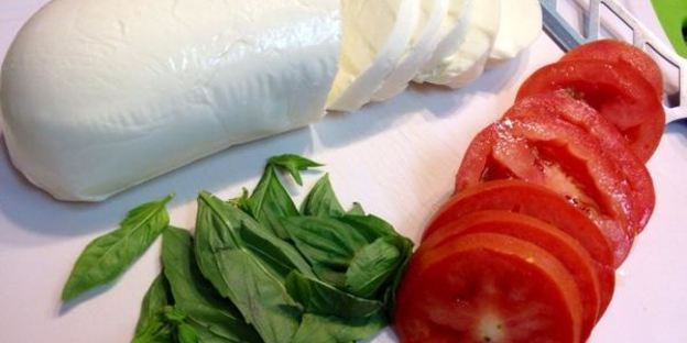 куриные рулетики с моцареллой и томатами